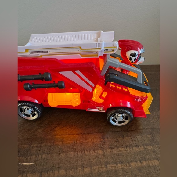 Mighty Pups Marshall and fire truck - Picture 2 of 4